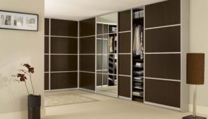 Prednosti vgradnih omar napram klasičnim garderobnim omaram
